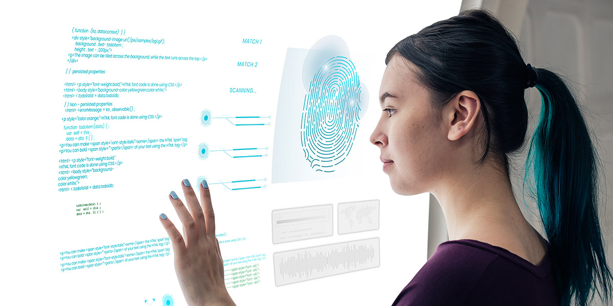 Imagen de una persona con una pantalla digital representando la CURP biométrica y los retos de ciberseguridad en México.