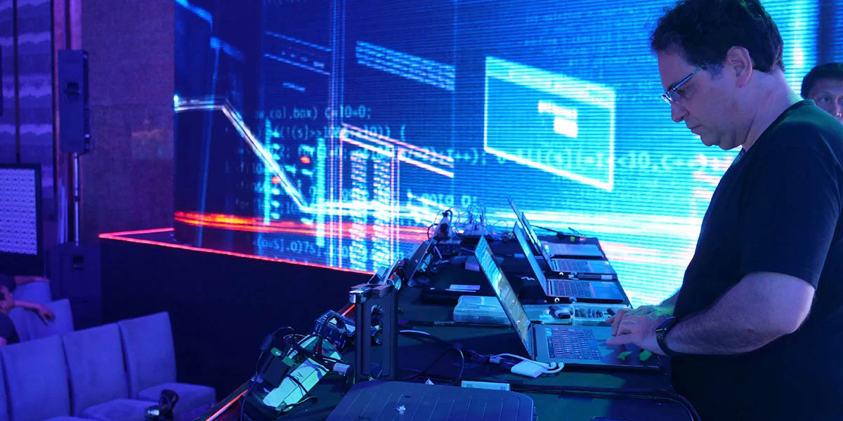 Kevin Mitnick, pionero de la ciberseguridad, mostrando técnicas éticas de hacking durante una demostración en vivo.